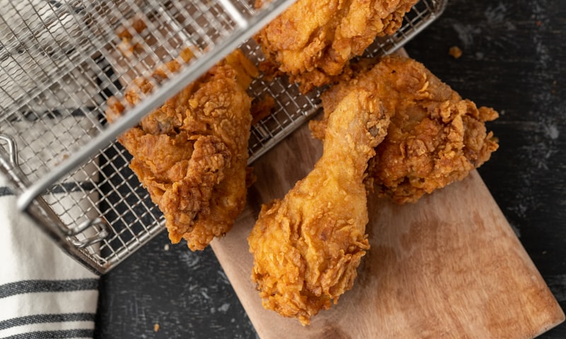 Pedaços de frango dourado e crocante